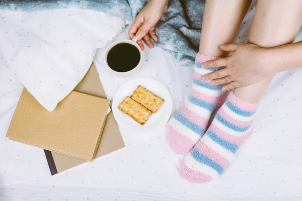 Femme Sur Lit Avec Une Tasse Café — Photo