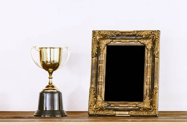 Troféu Dourado Mesa Madeira Com Espaço Cópia — Fotografia de Stock