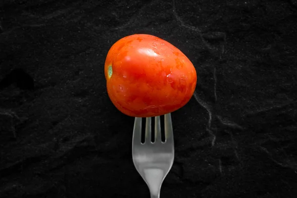 Tomat Med Gaffel Svart Bakgrund — Stockfoto