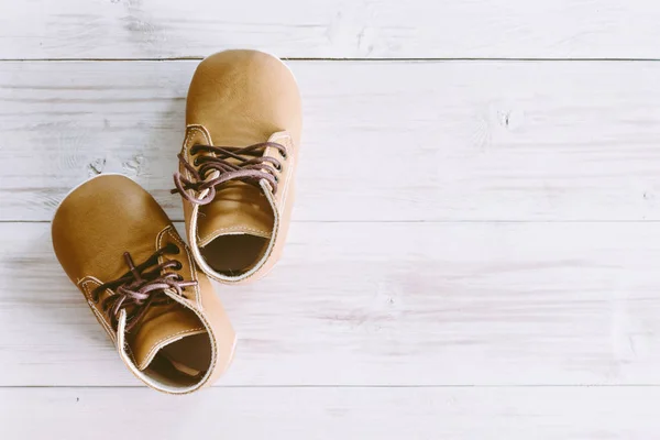 Zapatos Bebé Sobre Fondo Madera —  Fotos de Stock