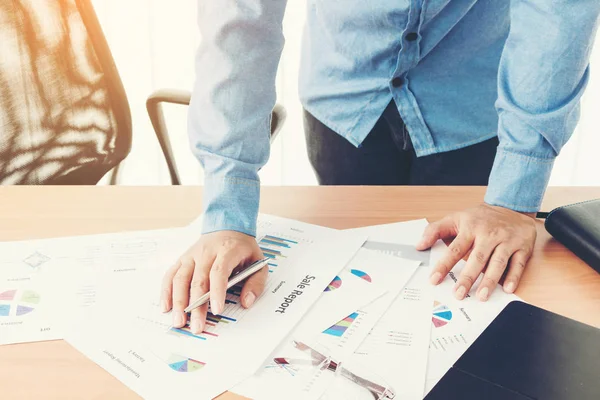 Geschäftsmann Der Arbeitet Und Geschäftsgraphen Hält — Stockfoto