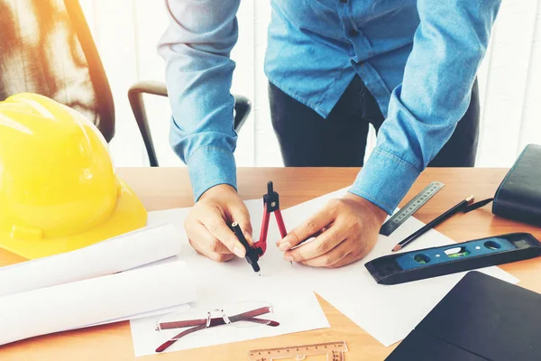 Mimar İnşaat araçları ve kask Emanet ahşap arka plan üzerinde çalışma