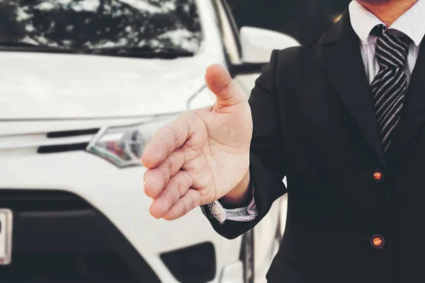 Zakenman Met Een Open Hand Klaar Voor Verkoop Auto Deal — Stockfoto