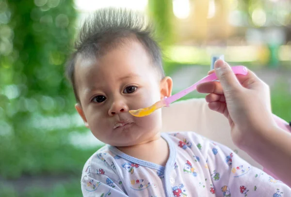 Madre Alimenta Bebé Con Una Cuchara — Foto de Stock