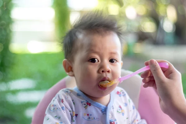 Mãe Alimenta Bebê Uma Colher — Fotografia de Stock