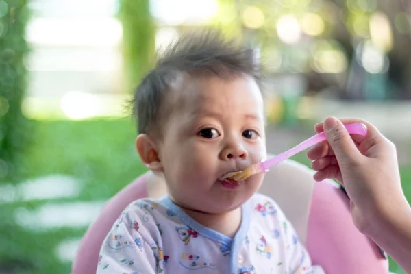 Mãe Alimenta Bebê Uma Colher — Fotografia de Stock