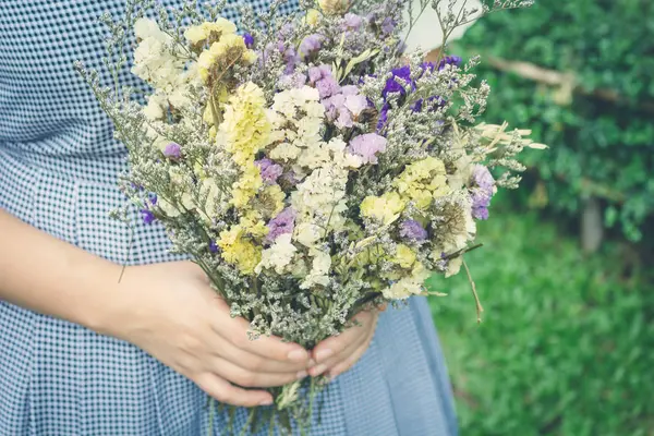 Manos Mujer Sosteniendo Una Flor Prado Verde Centran Una Flor —  Fotos de Stock