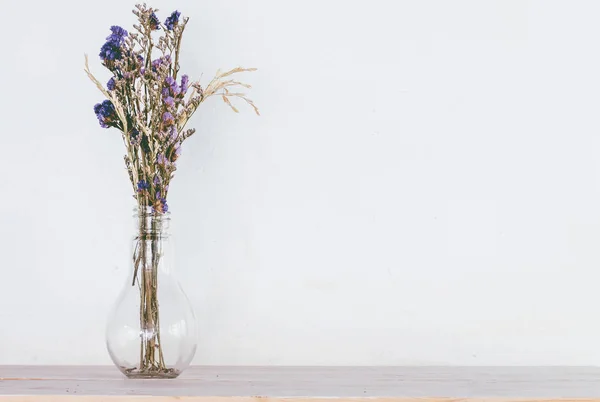 Flor Seca Sobre Mesa Madera —  Fotos de Stock