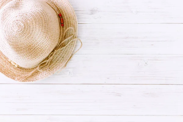 Hasır şapka ahşap arka planda