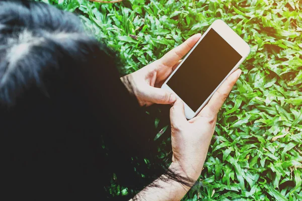 Mujer Joven Tocando Smartphone Hierba Verde — Foto de Stock