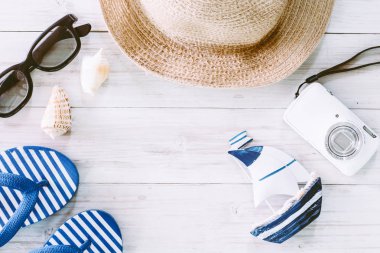 Ahşap arka plan - seyahat kavramı üzerinde seyahat aksesuarları