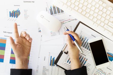 Office belgeleri ile çalışan iş kadını