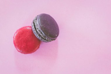 Pembe arka plandaki makarnalar