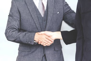 İş ortaklarının el sıkışması