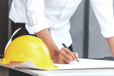 Mimar İnşaat araçları ve kask Emanet masada çalışma