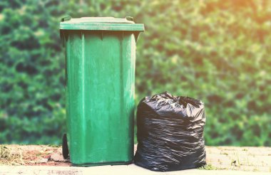 Yeşil yeşil çöp kutusu