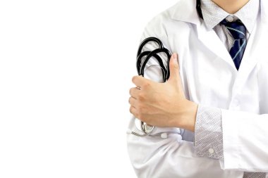 Steteskoplu doktor beyaza izole edilmiş.