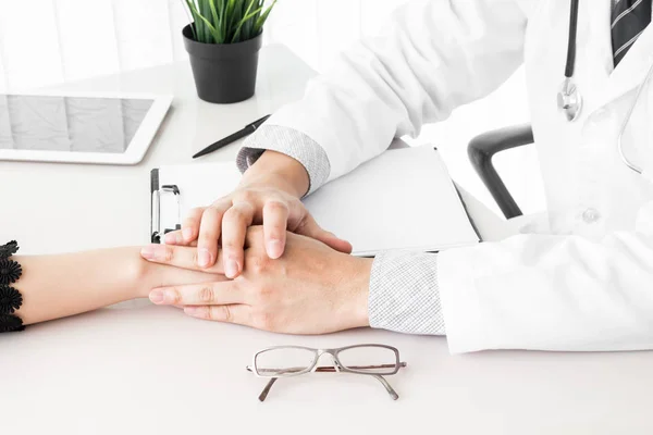 Médico Tranquilizando Paciente Femenina —  Fotos de Stock