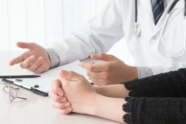 Medico Paziente Donna Consulenza Sul Tavolo Medici — Foto Stock