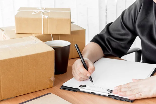 Vrouw Tekenen Klembord Voor Levering — Stockfoto