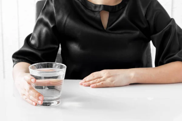 Vrouwelijke Hand Die Een Glas Water Vasthoudt — Stockfoto
