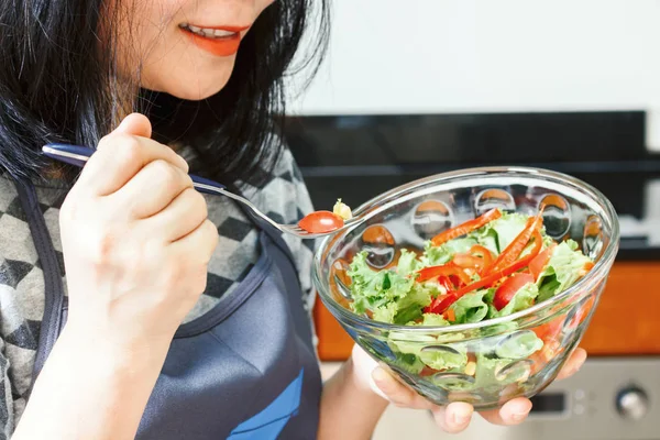 Vrouw Eten Van Een Salade — Stockfoto