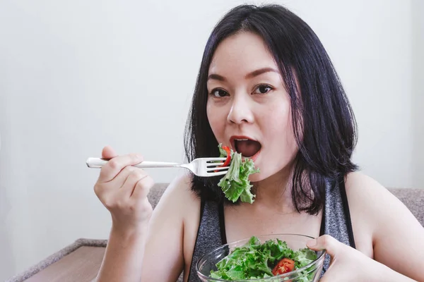 Fit Healthy Woman Eating Fresh Salad — Stock Photo, Image