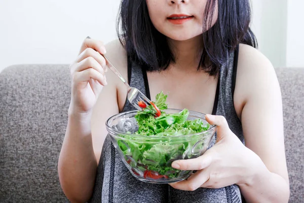 Fit Healthy Woman Eating Fresh Salad — Stock Photo, Image
