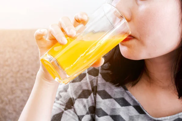 Kvinna Som Håller Glaset Med Välsmakande Juice Hälsosam Livsstil — Stockfoto