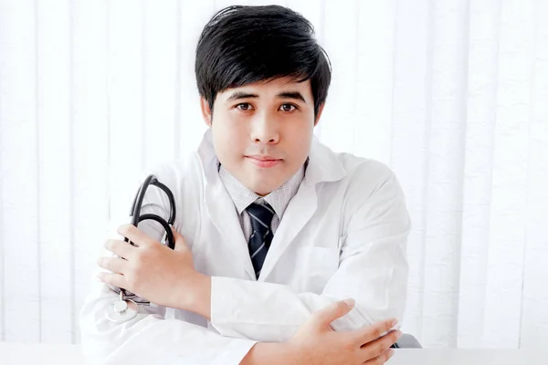 亚洲医生用听诊器 医疗和健康概念 — 图库照片