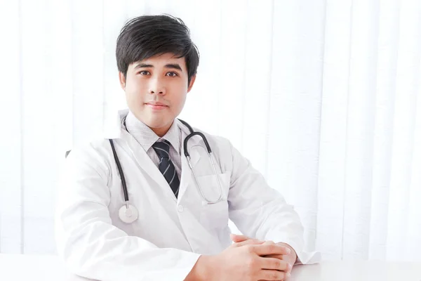 Médico Asiático Com Estetoscópio Conceito Médico Saúde — Fotografia de Stock