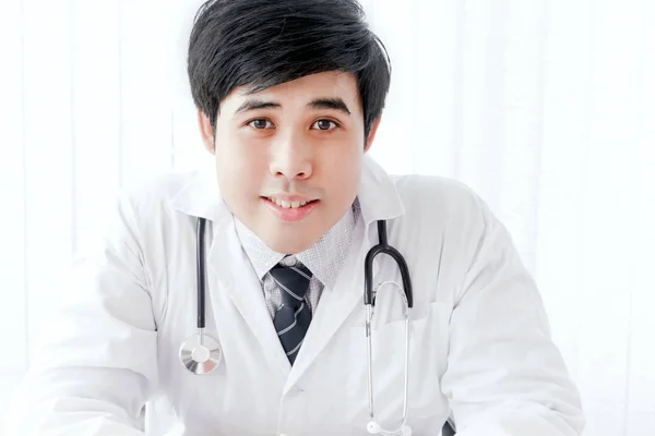 亚洲医生用听诊器 医疗和健康概念 — 图库照片