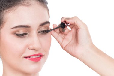 Güzel kadın kirpik makyaj fırçası ile maskara uygulayarak stilist