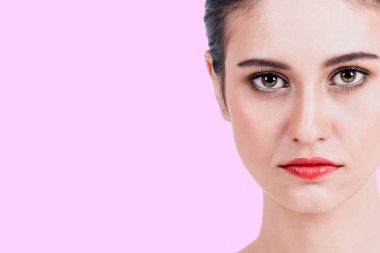 Güzel bir kadın yüzü pembe bir arka plan üzerinde