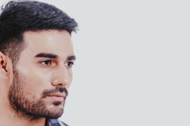 Portre yakışıklı genç adam beyaz arka plan üzerinde