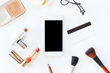 Makyaj kozmetik ile smartphone beyaz arka plan üzerinde