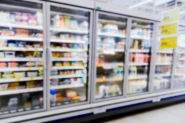 Geniş bir süpermarketteki ticari buzdolabı bulanık arkaplan
