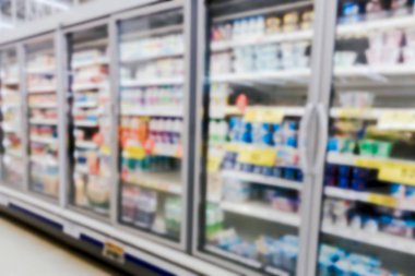 Geniş bir süpermarketteki ticari buzdolabı bulanık arkaplan