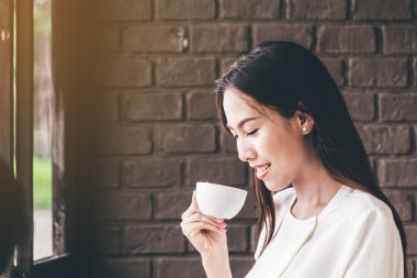 Kafede kahve içme kadın