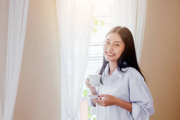 Kvinna Dricker Kaffe Sovrummet — Stockfoto