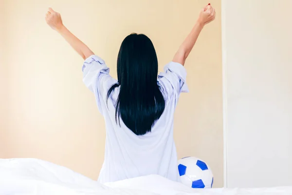 Mulher Futebol Com Futebol Cama Casa — Fotografia de Stock