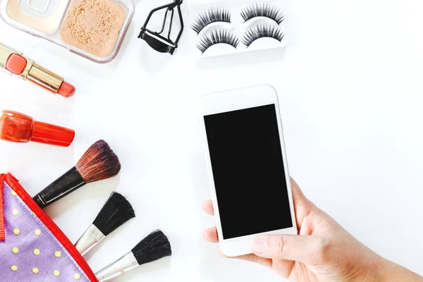 Make Kosmetik Mit Smartphone Auf Weißem Hintergrund — Stockfoto