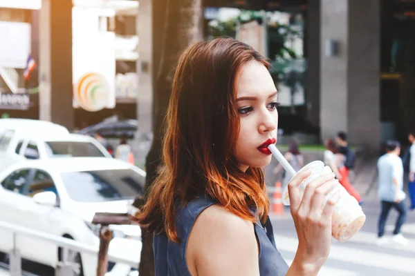 Moda Jovem Mulher Rua — Fotografia de Stock