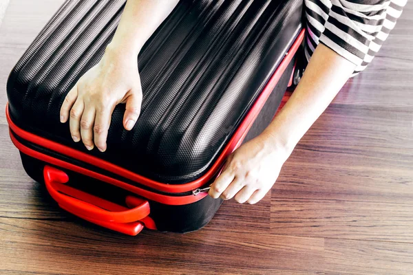 Mujer Empacando Equipaje Suelo Madera —  Fotos de Stock