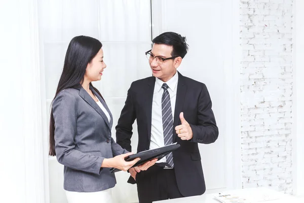 Bild Zwei Geschäftspartner Die Büro Zusammenarbeiten — Stockfoto