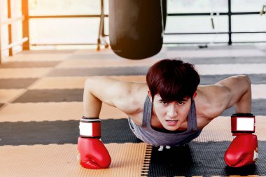 Boks eldivenleri ile sportman