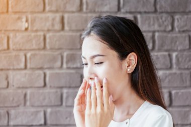 Şaşırmış mutlu genç Asya kadın