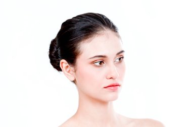 Kadın beyaz arka plan üzerinde güzel yüzü