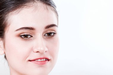 Kadın beyaz arka plan üzerinde güzel yüzü