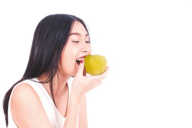 güzel bir kadın tutarak elma